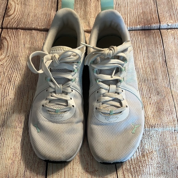 Very lightly worn puma sneakers - Picture 2 of 6